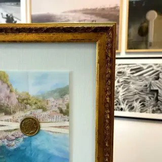 Corner macro of the gilt Sicilian frame, wax seal monogram and linen mat